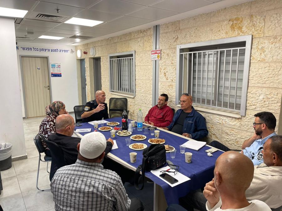 الشرطة تجتمع مع اهالٍ من جسر الزرقاء استعدادًا لحلول شهر رمضان المبارك